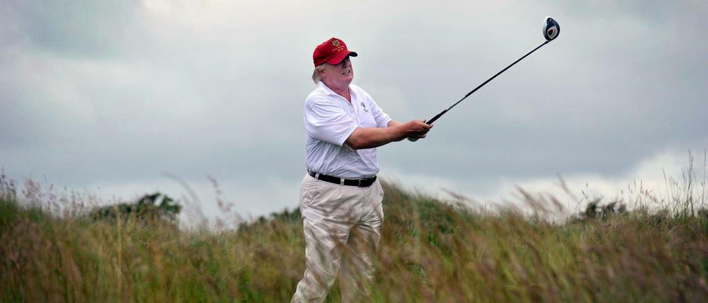 US-Präsident Donald Trump beim Golfspiel (Archivfoto).