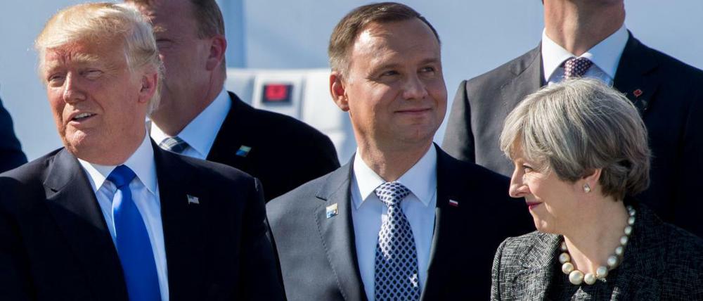 Donald Trump mit Europa-Skeptikern beim Nato-Gipfel: Polens Präsident Andrzej Duda und die britische Premierministerin Theresa May.