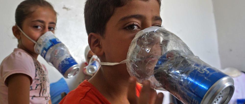 Im Norden der Provinz Idlib üben Kinder, wie sie sich mit selbst gebauten Gasmasken vor einem Angriff schützen können. 