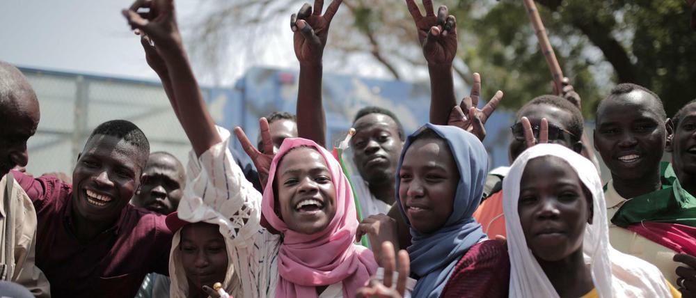 Menschen im Sudan feiern das Abkommen.