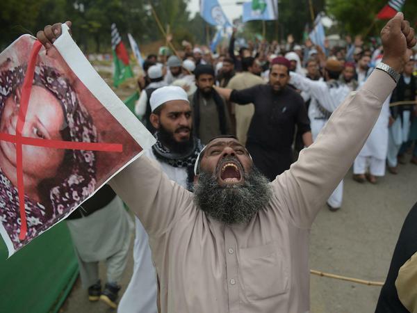 Religiöse Fanatiker fordern den Tod der Christin Asia Bibi.