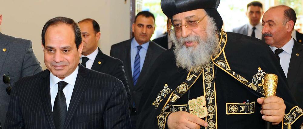 Ägyptens Präsident al-Sisi (links) trifft den Kopten-Papst Tawadros II.