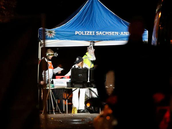 Forensiker arbeiteten bis in die Nacht am Tatort in Halle. 