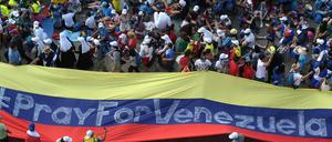 Beten für ein geschundenes Land. Teilnehmer des Weltjugendtages in Panama tragen am Donnerstag ein Banner.