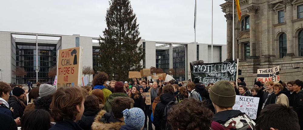 Schüler demonstrieren vor dem Bundestag für den Klimaschutz. 