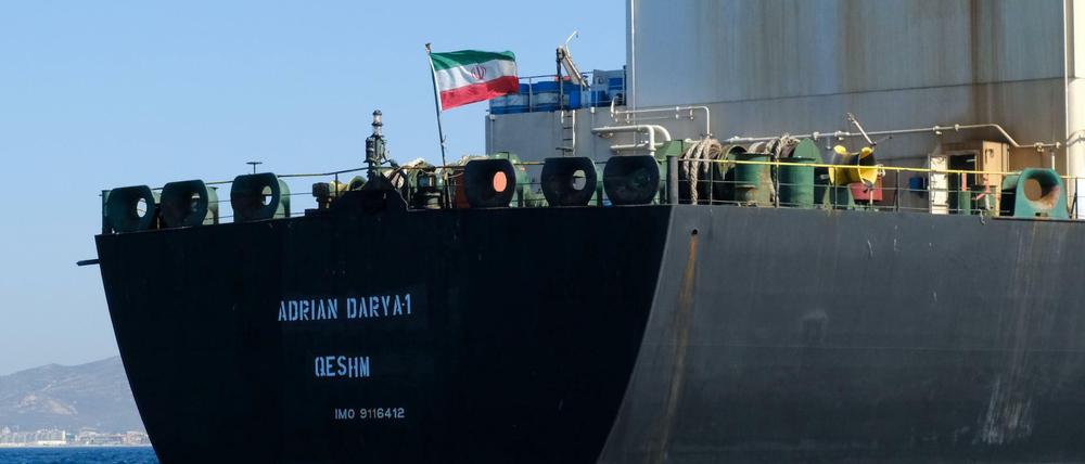 Die iranische Nationalflagge weht auf dem Supertanker „Adrian Darya 1“.