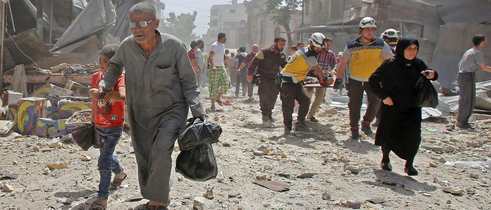 Auf der Suche nach Schutz. Einwohner Idlibs bringen sich vor Luftangriffen in Sicherheit.