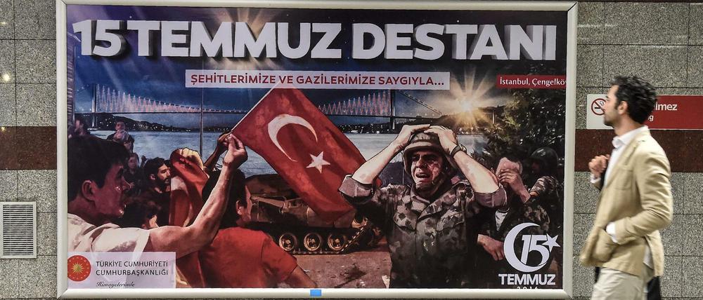 Die offizielle Plakatkampagne der türkischen Regierung kombiniert klassische Staatspropagandakunst mit Kriegsfotografie. 