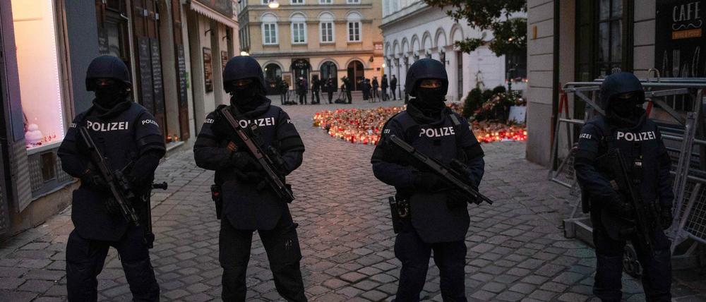 Trauer in Wien. Die fünf Tadschiken, die in Nordrhein-Westfalen eine Terrorzelle gegründet haben sollen, gehörten offenbar wie der Attentäter von Wien zum selben IS-Netzwerk. 