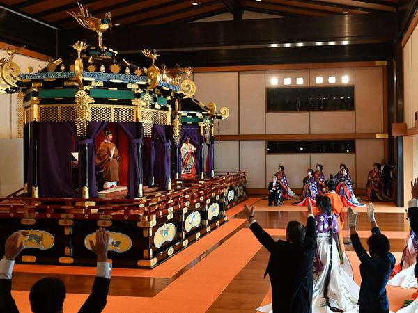 Lang lebe der Kaiser: Jubelrufe für Naruhito