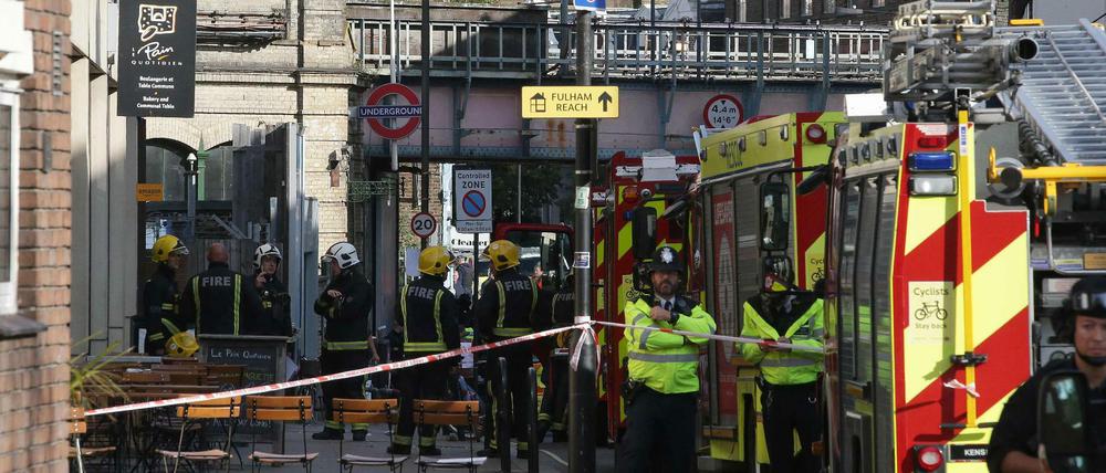 Polizei und Feuerwehr an der U-Bahn-Station Parsons Green in London