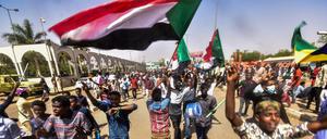 Auch am Samstag gingen in Khartum wieder Zehntausende auf die Straßen.