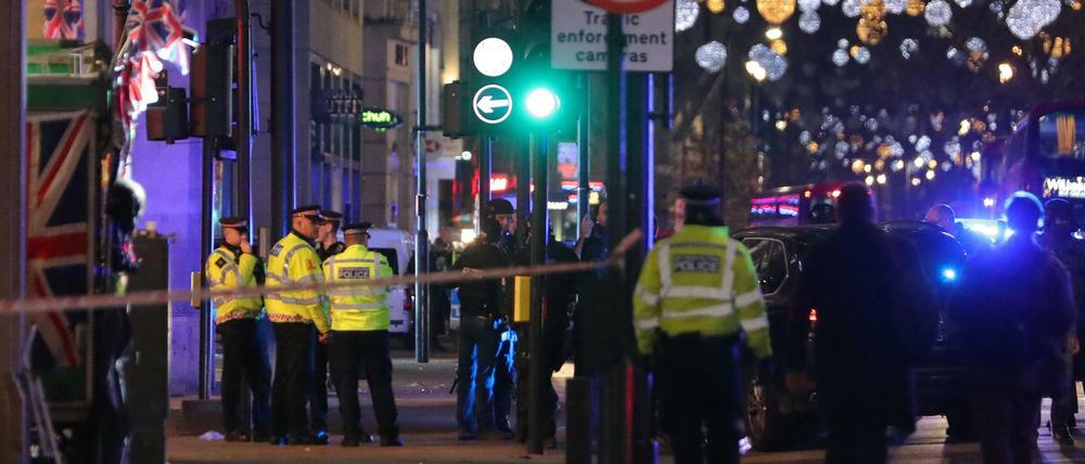 Polizisten vor der U-Bahn-Station Oxford Circus in London.