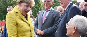 Kanzlerin Merkel gratuliert Finanzminister Schäuble zum 75. Geburtstag. 