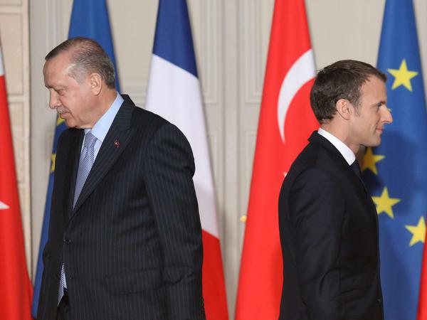 Im Januar 2018 gehen der türkische Staatschef Recep Tayyip Erdogan und sein französischer Kollege Emmanuel Macron in Paris weitgehend harmonisch auseinander. Seit Marcon sagte, er wolle den syrischen Kurden helfen, ist die Lage angespannt.