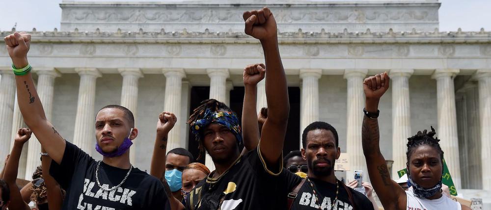 Demonstranten protestieren in Washington gegen Polizeigewalt und Rassismus.