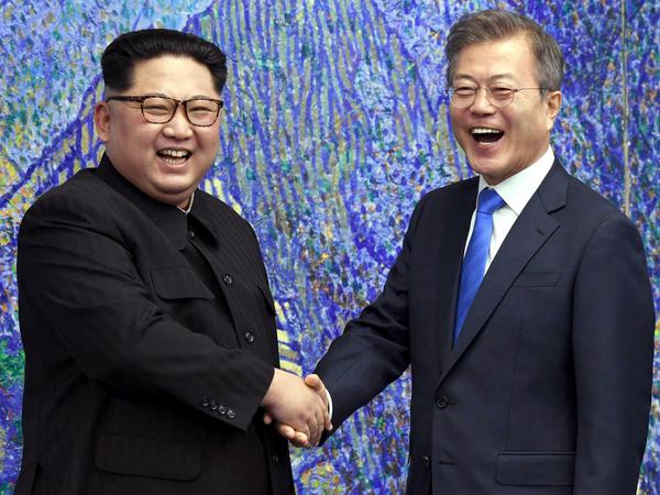 Denkwürdiges Treffen: Südkoreas Präsident Moon Jae In (rechts) und Nordkoreas Machthaber Kim Jong Un