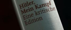 Mausgrau, zweibändig und nahezu unlesbar: Seit einem Jahr gibt es Hitlers "Mein Kampf" und die sechste Auflage wird gerade gedruckt.
