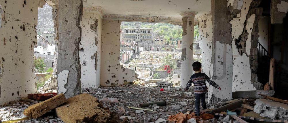 Vom Krieg gezeichnet: Ein bei einem Luftangriff in der jemenitischen Stadt Taez zerstörtes Gebäude. 