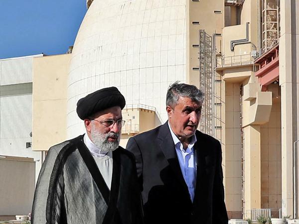 Der Iran, hier Präsident Raisi (l.) bei einem Besuch der Nuklearanlage in Buschehr, hat mittlerweile deutlich mehr Uran angereichert, als es das Atomabkommen erlaubt.