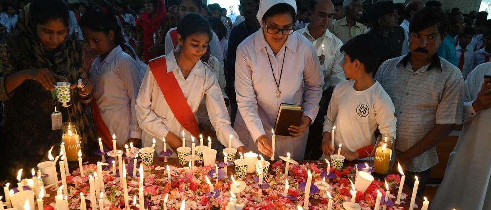 Menschen gedenken der Opfer in Sri Lanka.