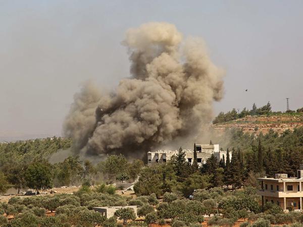 Rauchschwaden steigen nach einem russischen Luftangriff in der Region Idlib auf.