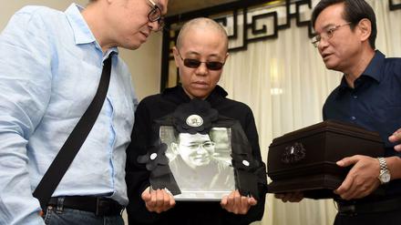 Liu Xia, die Witwe Liu Xiaobos, bei der Trauerfeier mit einem Foto ihre Mannes