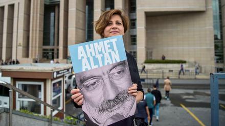 Eine Journalistin in der Türkei demonstriert für die Freilassung ihres Kollegen Ahmet Altan.