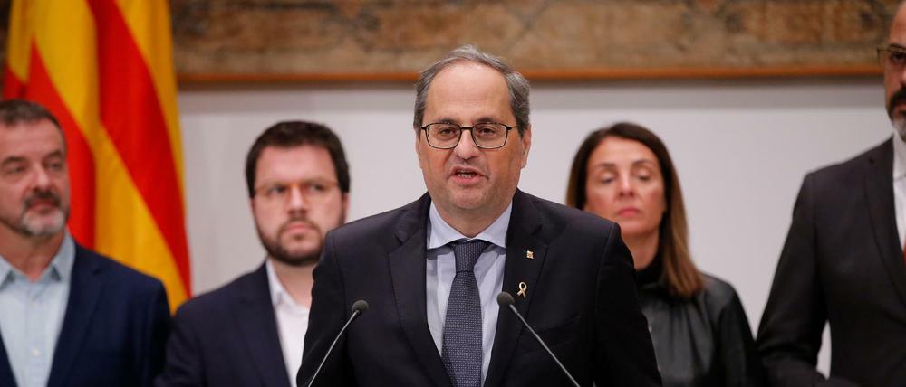 Quim Torra (Mitte) ist von der spanischen Wahlkommission als katalanischer Regionalpräsident abgesetzt worden. 