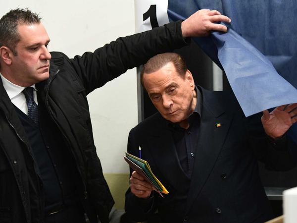 Silvio Berlusconi bei der Stimmangabe in Mailand 