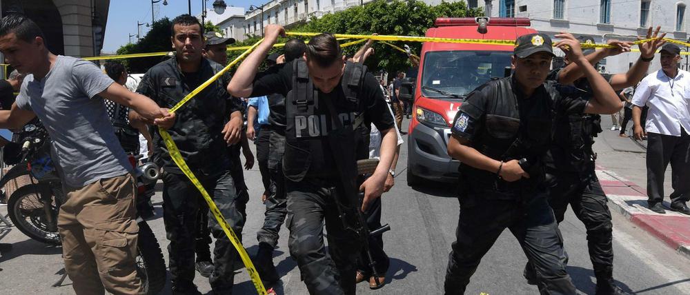 Polizisten am Ort des Anaschlag in Tunesiens Hauptstadt Tunis.