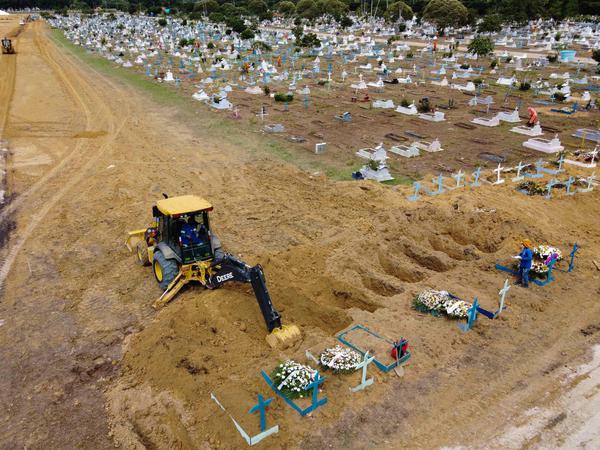 Riesige Gräberfelder werden in Manaus für Covid-Opfer ausgehoben.