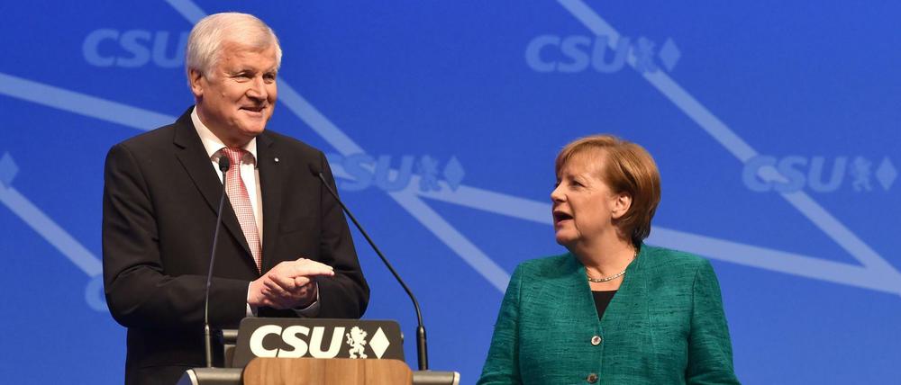 Selbstironisches Zitat. Merkel stellt sich neben Seehofer wie damals, als er sie vorführte. Beide nahmen es mit Humor.