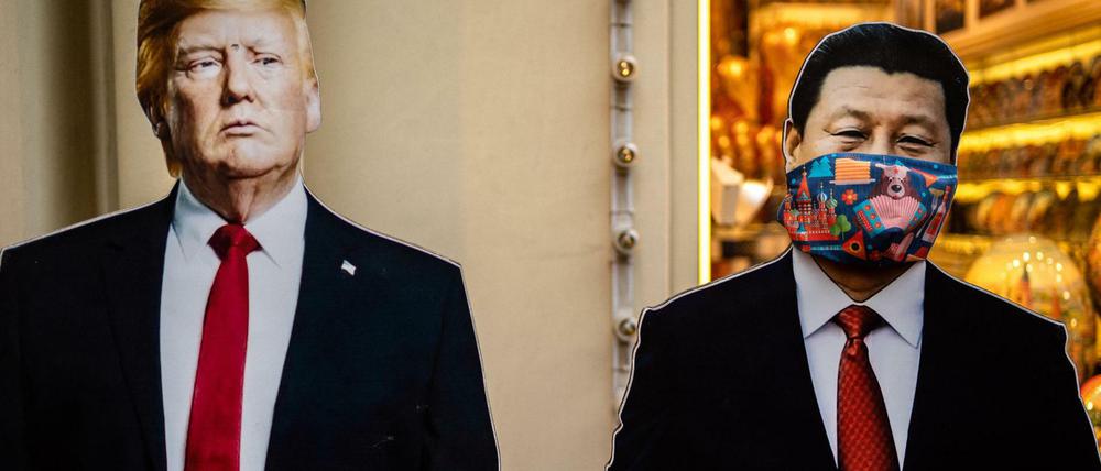 Als Pappkameraden stehen die US-Staatschefs Trump und Xi in einem Moskauer Souvenirshop. 