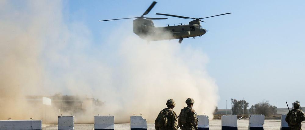 Ein Chinook-Helikopter bei einem Einsatz der US-Armee im Irak.