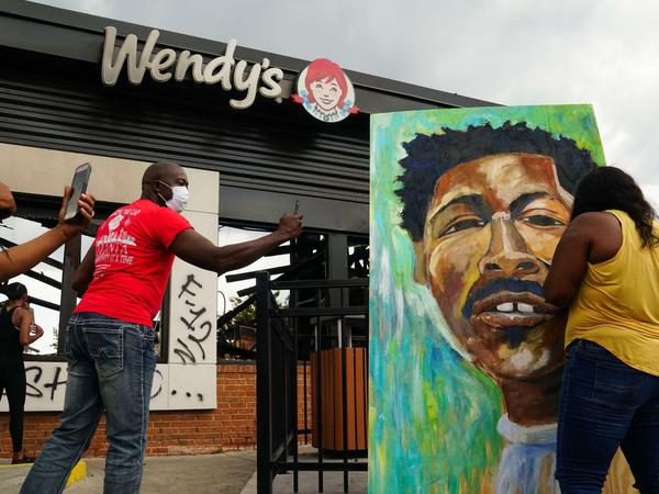 Porträt des getöteten Rayshard Brooks am Tatort in Atlanta