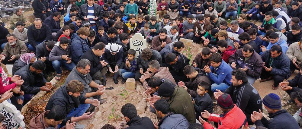 Hunderte Menschen nahmen an der Beerdigung von Raed Fares und Hammoud al-Jneid in Kafranbel teil.