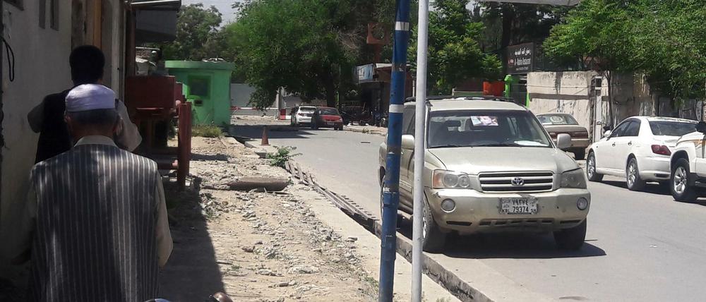 Zwei Anschläge hatten einem Polizeikontrollpunkt im Viertel Dascht-e Bartschi im Westen der Stadt gegolten.  