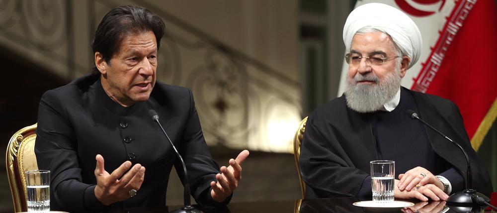 Pakistans Premier Imran Khan (l.) und Irans Präsident Hassan Ruhani in Teheran