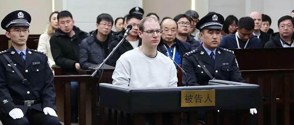 Dieses vom Gericht in Dalian herausgegebene Foto zeigt den Kanadier Robert Lloyd Schellenberg (Mitte) bei seinem Wiederaufnahmeprozess in China.