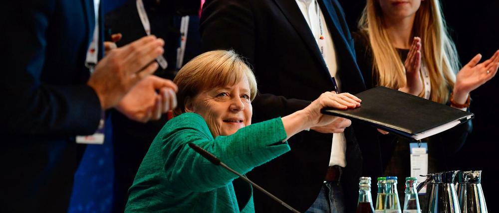 Bundeskanzlerin Angela Merkel (CDU) wird in Dresden beklatscht - muss aber auch Kritik einstecken. 