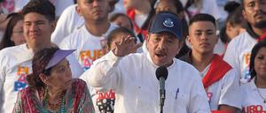 Daniel Ortega – hier mit seiner Ehefrau, der Vizepräsidentin Rosario Murillo – spricht in Managua zu Anhängern.