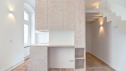 In dem 21 Quadratmeter großen Apartment in Moabit ist Platz für eine Küche, ein Bad, Schlafen und Leben.