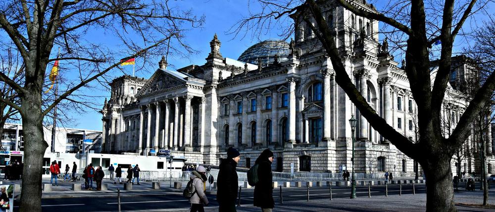 Der Bundestag. Unter der Kuppel, im Plenarsaal, ist alles öffentlich. Das Parlament arbeitet jedoch auch außerhalb der Öffentlichkeit. 