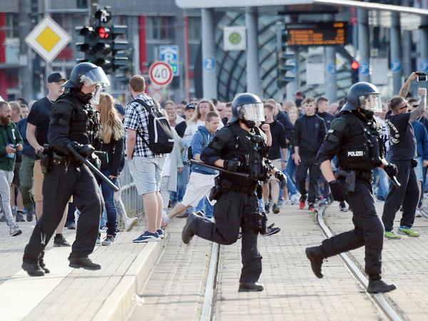 Einsatz gegen Rechte am Sonntag in Chemnitz. Die Polizei selbst gab zu, dass sie zunächst zu wenige Beamten am Ort hatte.