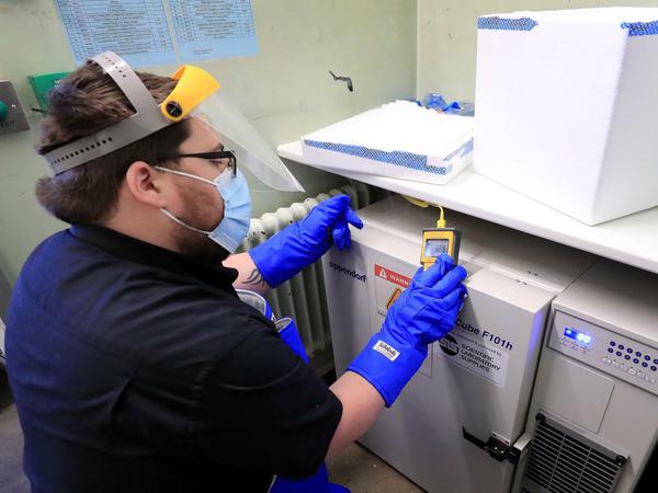 Gut gekühlt: Lagerung des Impfstoffs von Biontech und Pfizer in einem Krankenhaus in Croydon im Süden Londons