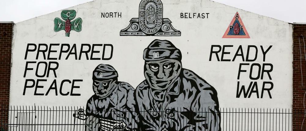 Ein Wandgemälde verherrlicht in Belfast die protestantische Terrormiliz UVF.