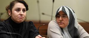 Erschüttert. Opferanwältin Seda Basay-Yildiz mit Adile Simsek, der Witwe des vom NSU ermordeten Enver Simsek, im Prozess gegen Beate Zschäpe und weitere Angeklagte am Oberlandesgericht München