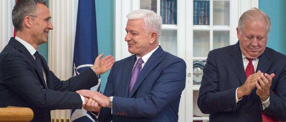 Nato-Generalsekretär Jens Stoltenberg beim Handshake mit Montenegros Premier Dusko Markovic.