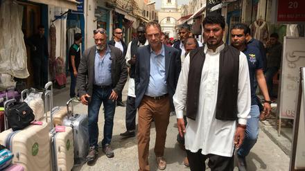Botschafter Christian Buck und seine Mitarbeiter in der Altstadt von Tripolis.